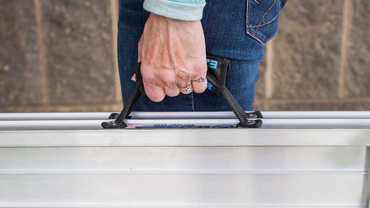 659416bbc5518f25c9aa176f_suitcase-singlefold-as-ergonomic-handles-1920w